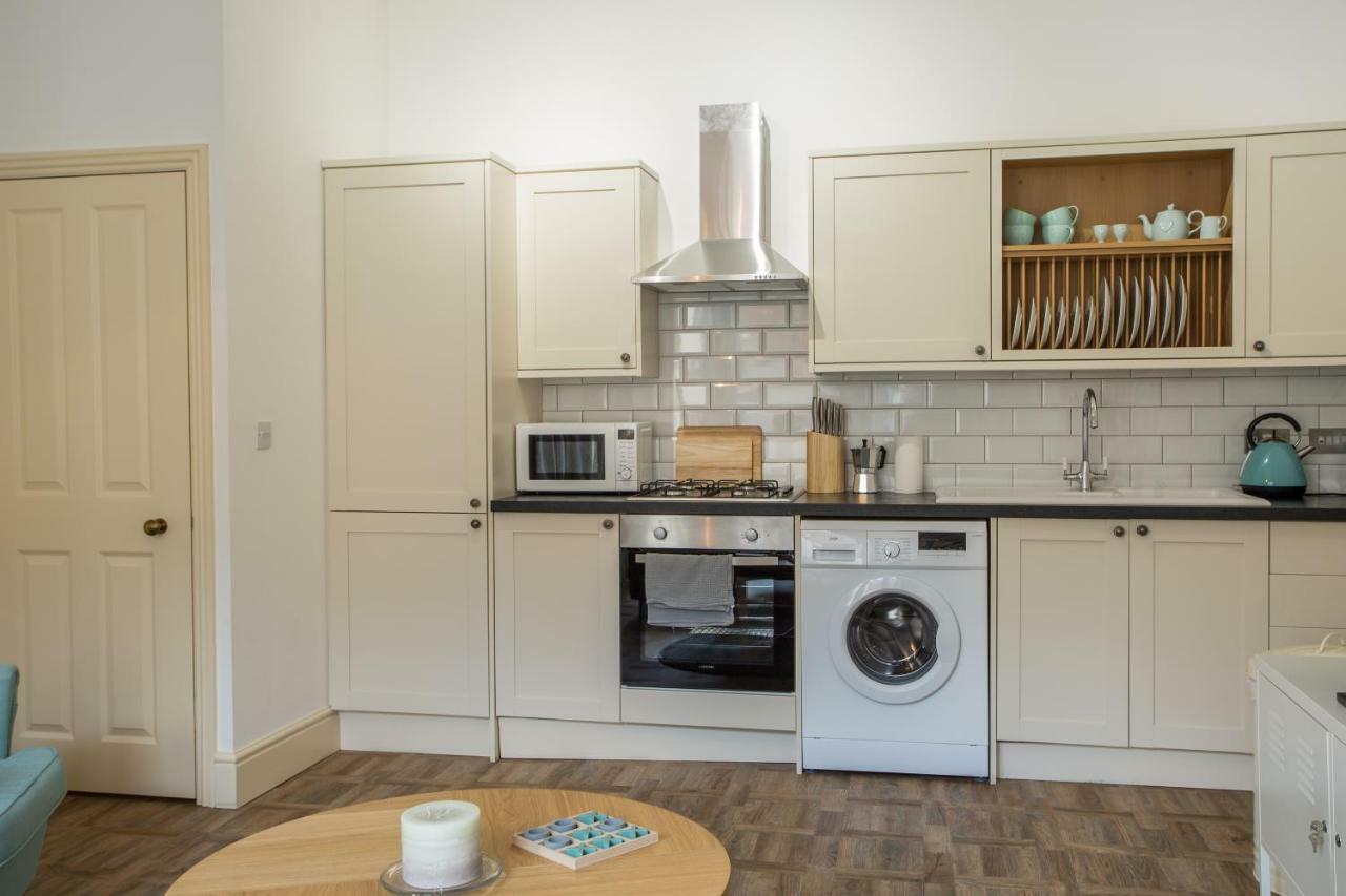 Stylish Apartment Close To Gloucester Quays & Docks Exterior photo